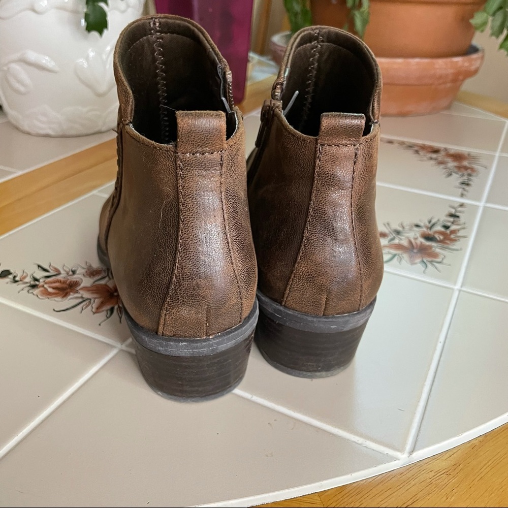 BareTraps Ankle Bootie! Size 8 - Picture 4 of 5